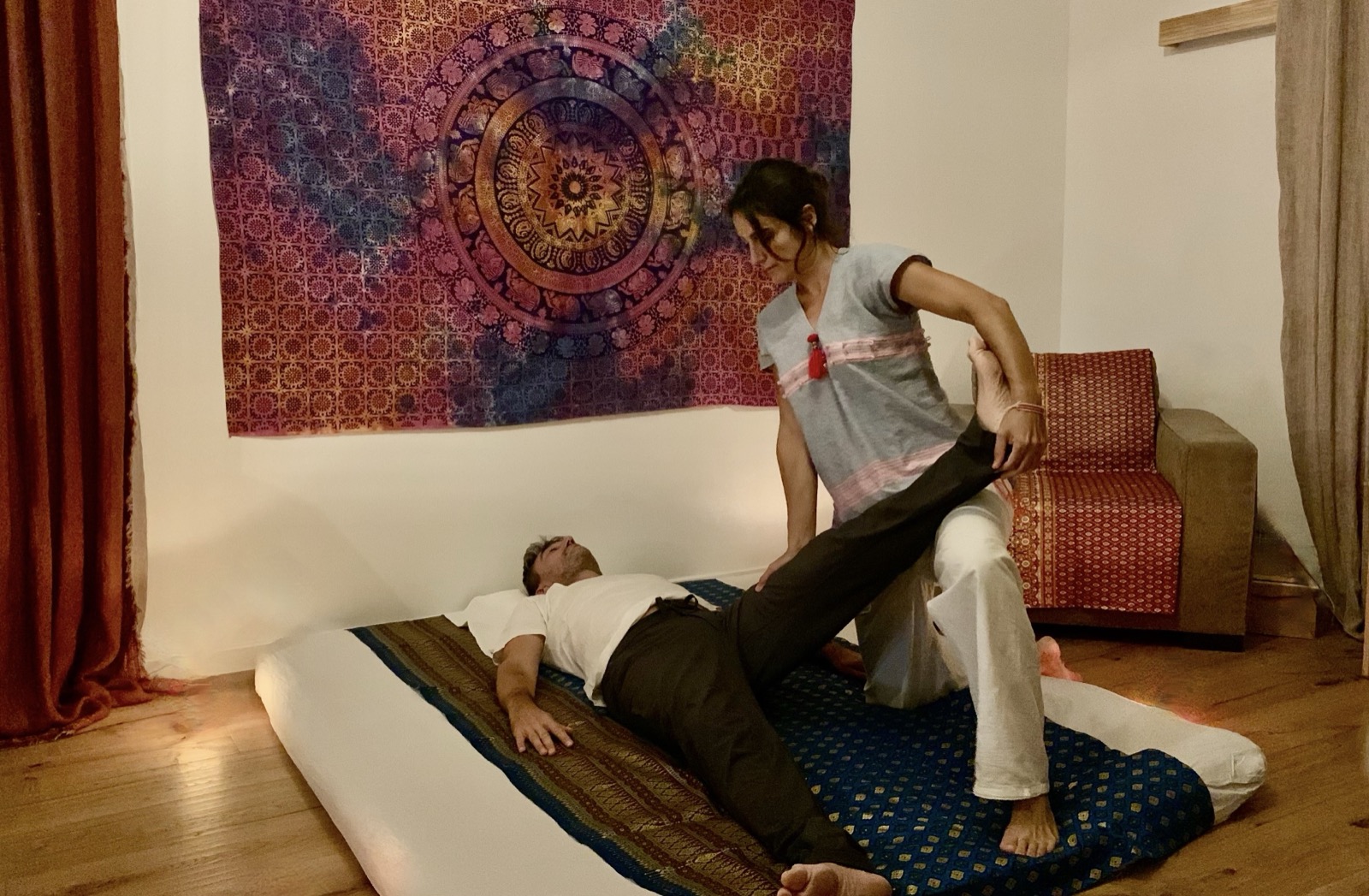 Étirement du bras et de l'épaule lors d'une séance de massage thaï traditionnel
